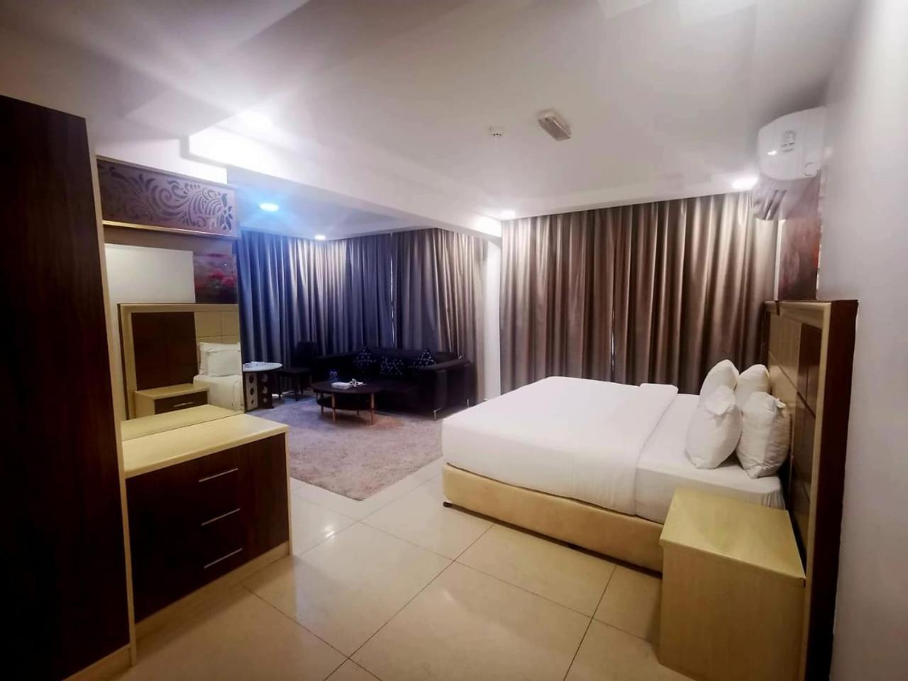 Diamond Star Hotel فندق النجمة الماسية Seeb Eksteriør billede